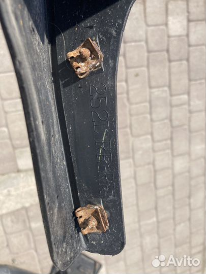 Задний правый брызговик toyota corolla e 150