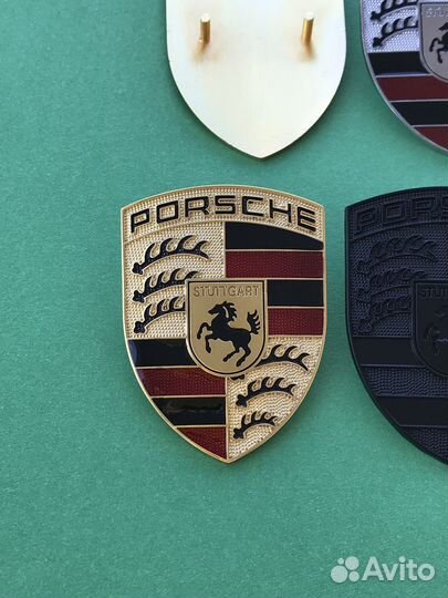 На капот и бампер эмблема оригинальная Porsche