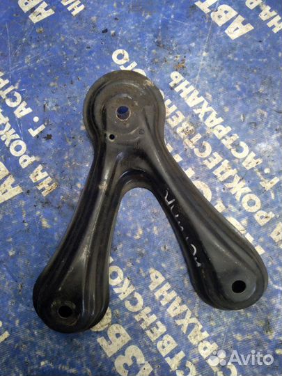 Крепление балки подвески. Toyota Estima минивен