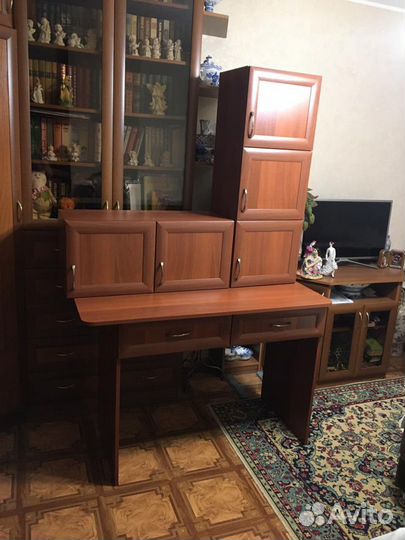 Рабочий стол с полкам