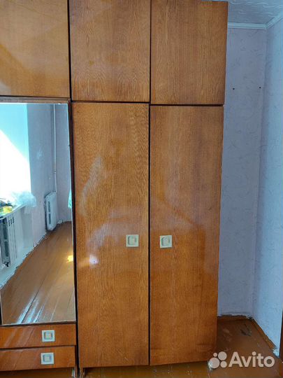 Шкаф с зеркалом