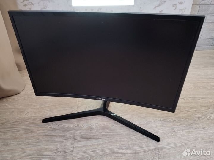 Изогнутый LED монитор Samsung