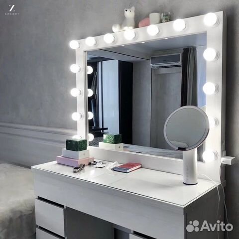 Туалетный столик с зеркалом для визажиста
