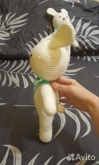 Зайка игрушка вязанная