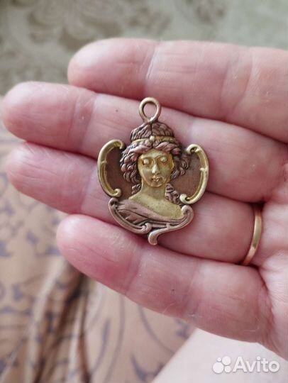 Старинный кулон