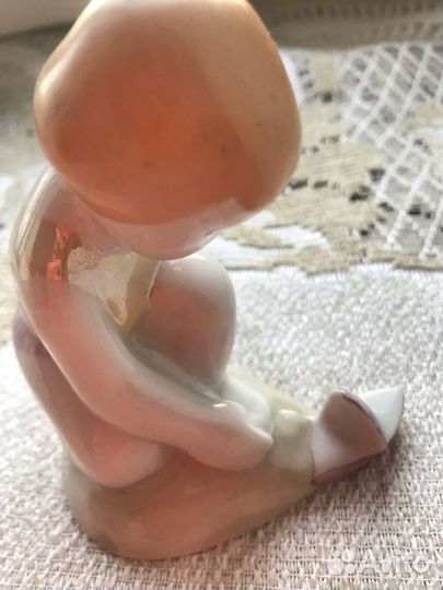 Статуэтка Девочка с корабликом