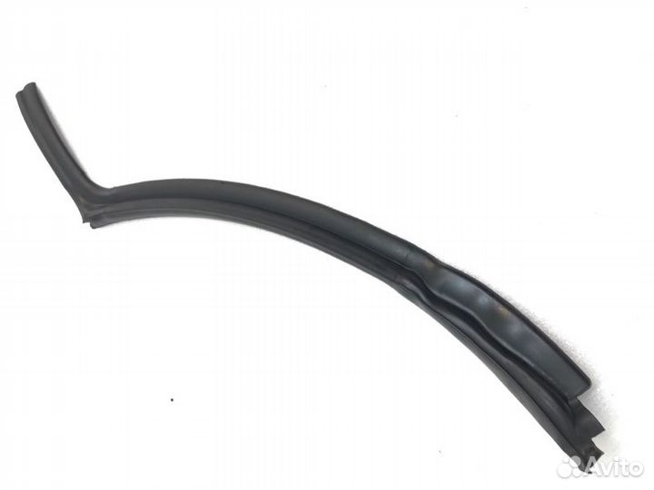 Уплотнитель стекла двери задний левый Land Rover