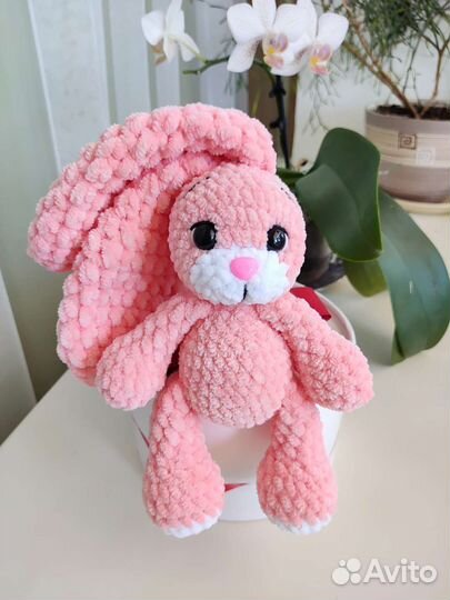 Игрушка заяц вязаный
