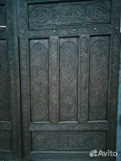 Резные деревянные ворота ручной работы