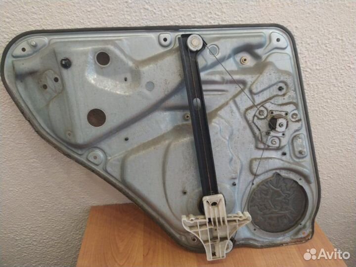 Стеклоподъемник механический задний правый