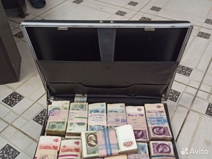 Дипломат с деньгами СССР