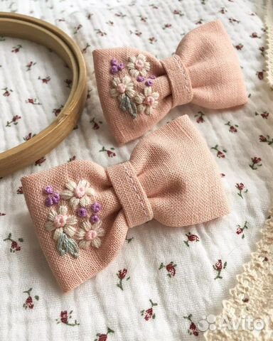 Бантики и заколки с вышивкой ручной работы