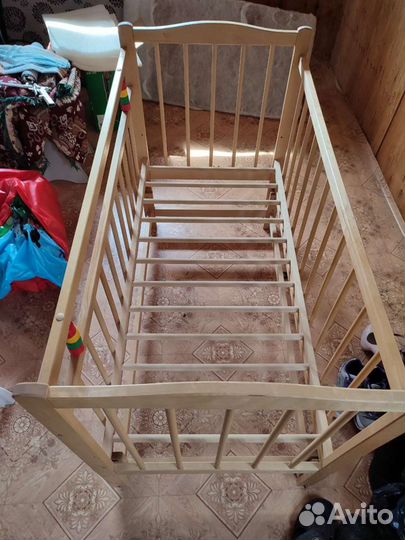 Детская кроватка с маятником