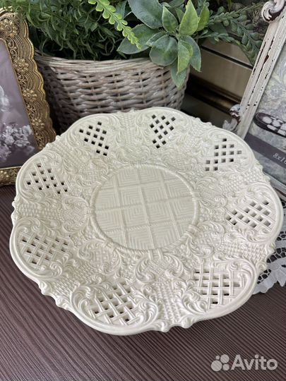 Антикварная ваза на ножке