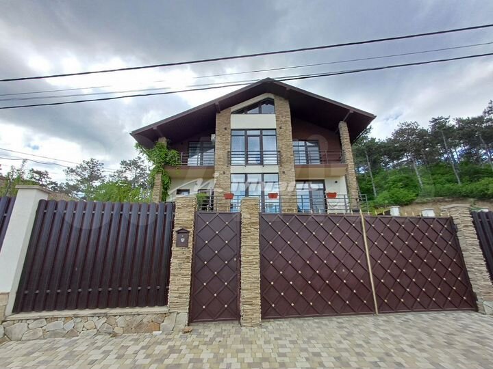 Дом 360 м² на участке 8 сот.