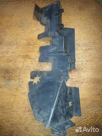 Воздуховод радиатора правый VW Passat B6