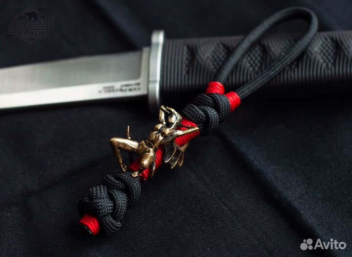 Брелок темляк из паракорда бусина латунь суккуб