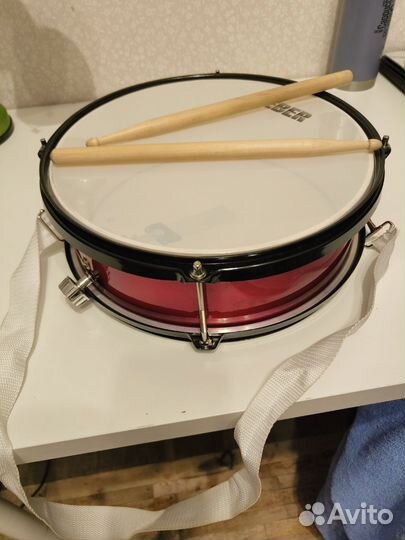 Барабан и пионерский галстук