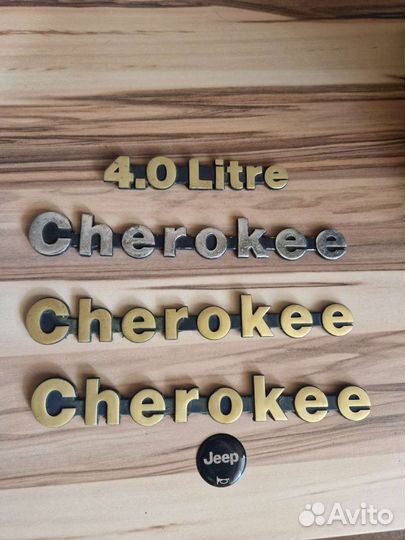 Эмблема Jeep Cherokee