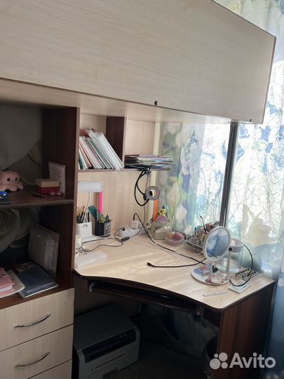 Кровать чердак со столом и шкафом