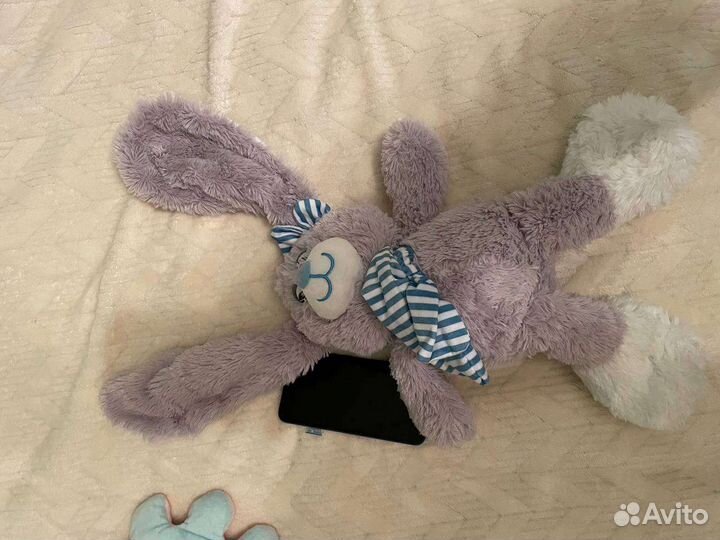 Большой плюшевый заяц