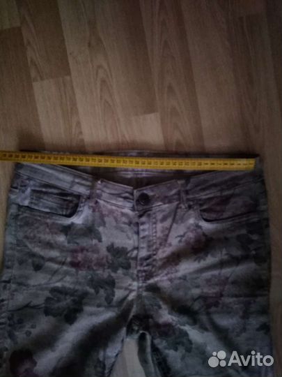 Джинсы с принтом