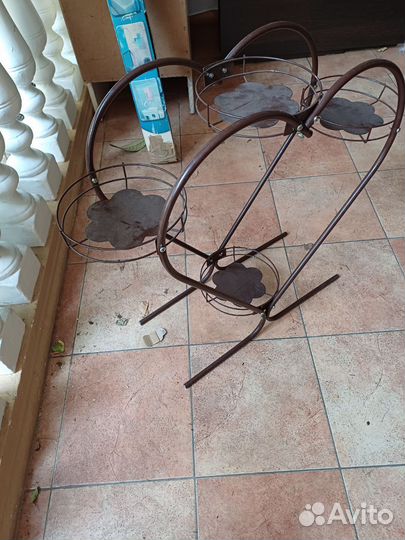 Подставка под цветы металлическая