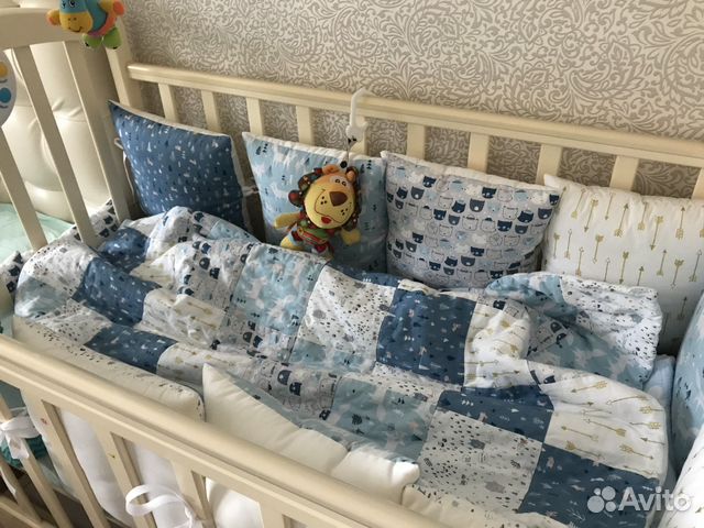 Кроватка с маятниковым механизмом и бортики