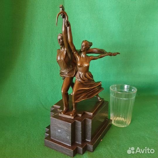 Бронзовая скульптура Рабочий и Колхозница