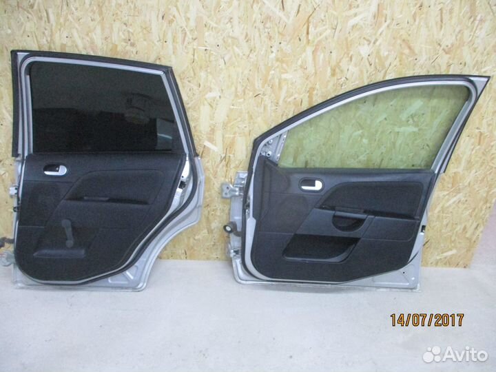 Обшивка двери задняя правая R Форд Фиеста мк5