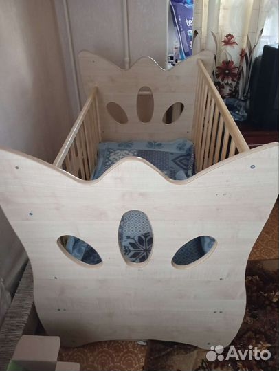 Детская кроватка с поперечным маятником