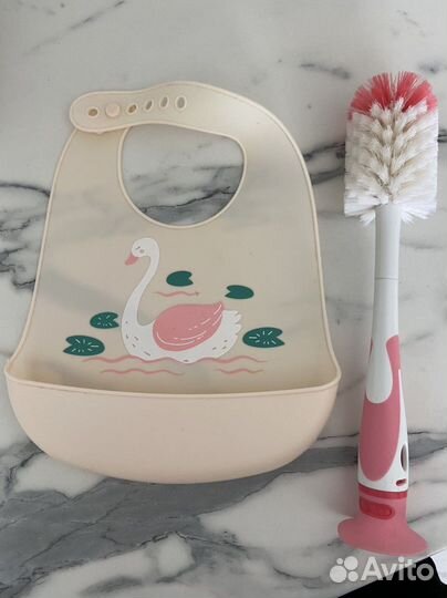 Слюнявчик силиконовый и щетка