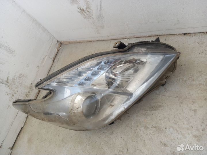 Продаю правую фару Toyota Prius