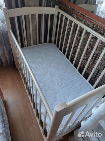 Детская кроватка с продольным маятником