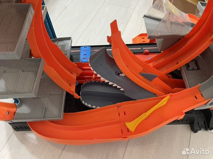 Трек Hot Wheels Гараж Акула FTB69