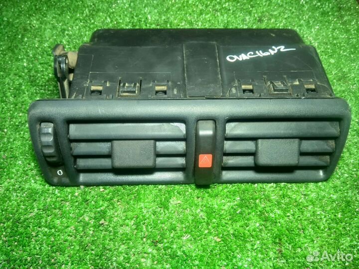 Центральный дефлектор с кнопкой Opel Vectra A