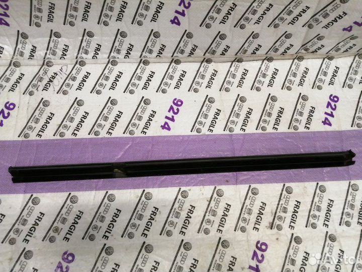 Уплотнитель стекла двери задний Volkswagen Tiguan