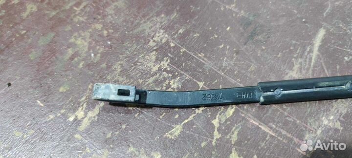 Поводок стеклоочистителя передний правый Mazda CX