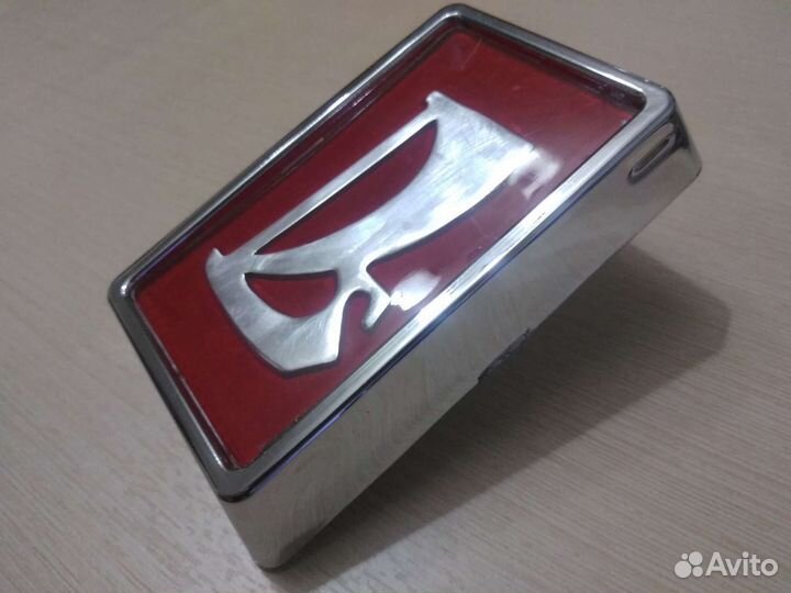 Красная эмблема решётки радиатора ваз 2106(СССР)