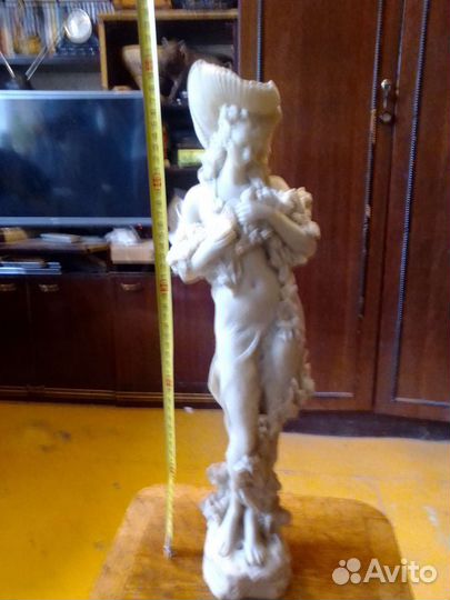 Статуэтка девушка с цветами