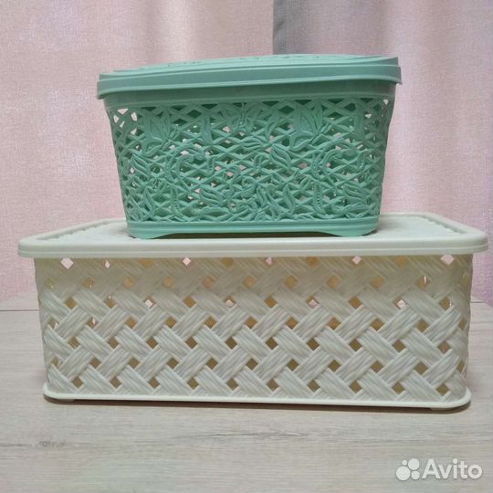 Две пластиковых корзины с крышками