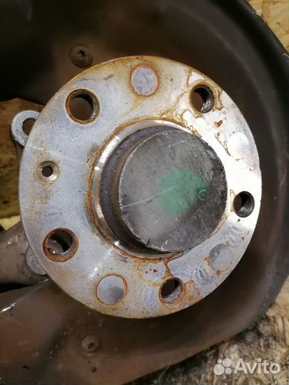 Ступица задняя левая Volkswagen Passat B6