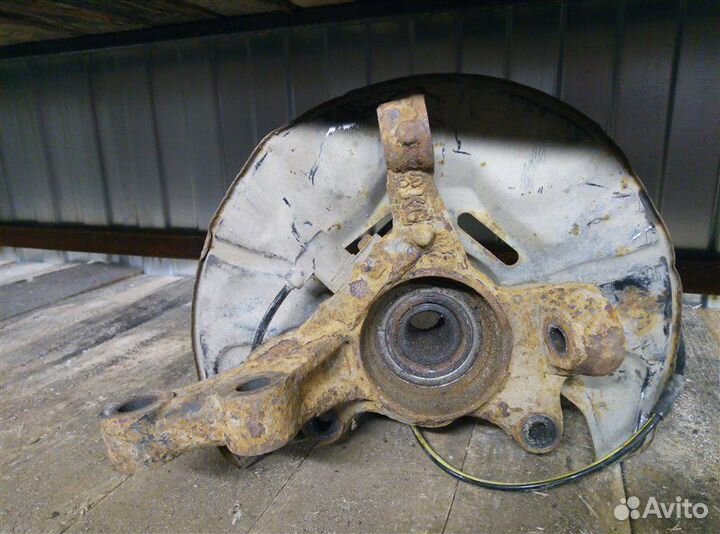 Кулак (цапфа) передний правый Toyota Avensis 2008