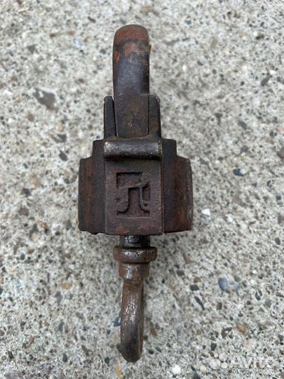 Навесной замок старинный