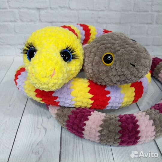 Змейка игрушка вязаная