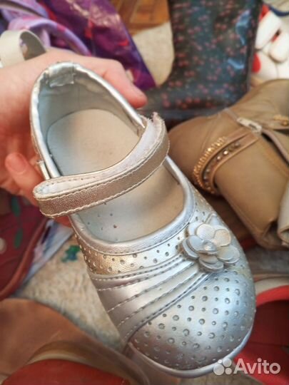 Отдам бесплатно обувь для девочки от 24 до 28 р-р