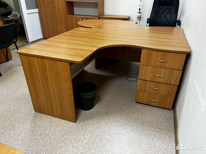 Офисный стол угловой