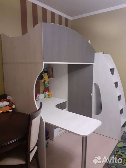 Детская кровать чердак со столом и шкафом