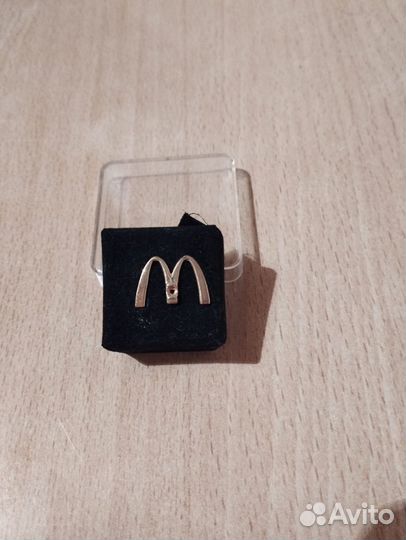 Эксклюзив.золотой логотип Макдоналдс