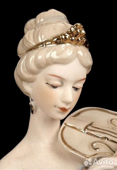 Фарфоровая статуэтка скрипачка